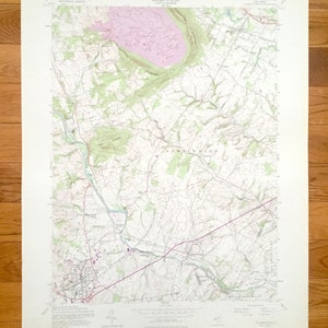 Może przedstawiać: Antyczna mapa topograficzna obszaru Reading w Pensylwanii. Mapa jest wydrukowana na kremowym papierze i przedstawia otaczającą okolicę z liniami poziomic, rzekami i drogami. Mapa nosi tytuł "Reading, Pa."