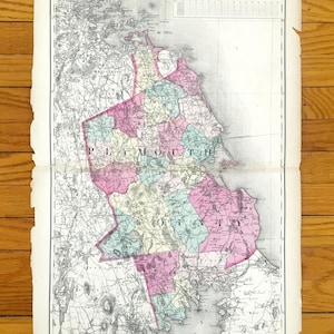 Può includere: Antica mappa della contea di Plymouth, Massachusetts, con cartografia dettagliata. La mappa presenta uno schema di colori rosa, verde e giallo per differenziare le aree. La carta invecchiata mostra segni di usura, aggiungendo al suo fascino vintage.