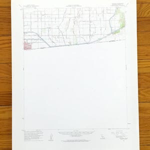 Könnte beinhalten: Eine alte topografische Karte des United States Geological Survey mit detaillierten geografischen Informationen. Die Karte zeigt ein Rastermuster mit verschiedenen Farben, die unterschiedliche Geländemerkmale darstellen. Die Karte ist auf weißem Papier gedruckt.
