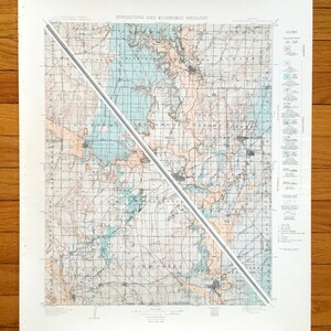 以下が含まれることがあります： アメリカの構造と経済地質を示したヴィンテージマップ。地図は白黒で、青とピンクのハイライトが施されています。地図のタイトルは「Structure and Economic Geology」です。