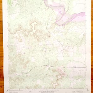 Peut inclure: Une carte topographique du Green Mountain Quadrangle, Texas, montrant les courbes de niveau, les routes, les rivières et autres caractéristiques géographiques. La carte est imprimée sur papier et a une échelle de 1:24 000.