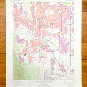 Könnte beinhalten: Eine Vintage-Karte von Colorado Springs, Colorado, die die Straßen, Parks und andere Merkmale der Stadt zeigt. Die Karte ist in Schwarzweiß auf weißem Hintergrund gedruckt. Die Karte trägt den Titel "Colorado Springs, Colorado" und enthält den Text "United States Department of the Interior Geological Survey" und "Colorado Springs Quadrangle".