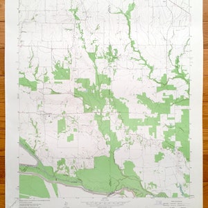 Peut inclure: Une carte topographique vintage de la région de Terlingua, Texas. La carte montre le terrain, les routes et autres caractéristiques de la région. La carte est imprimée sur papier et a un fond blanc avec des lignes vertes et du texte.
