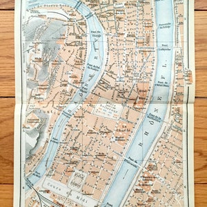 Antiguo 1914 Lyon, Francia Mapa de Baedekers Guía Atlas – St Just, Río Ródano, Saone, Gare, Tour, Quai, Palacio Auvernia-Ródano-Alpes