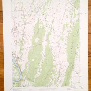 Puede incluir: Un mapa topográfico vintage de la zona de Keedeville, Virginia. El mapa muestra carreteras, ríos y cambios de elevación. El mapa está impreso en un fondo blanco con líneas verdes y marrones.