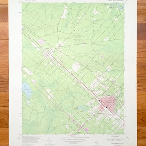 Puede incluir: Un mapa topográfico vintage del área alrededor de Egg Harbor City, Nueva Jersey. El mapa está impreso en papel y muestra carreteras, ríos y otras características geográficas. El mapa es de color verde claro con líneas rojas y texto.
