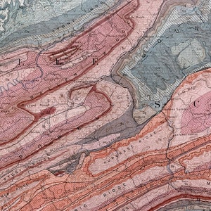 Puede incluir: Un mapa geol&oacute;gico detallado de una regi&oacute;n en los Montes Apalaches, que muestra las diferentes formaciones rocosas y caracter&iacute;sticas geol&oacute;gicas. El mapa est&aacute; coloreado en tonos de rosa, azul y verde, e incluye etiquetas para varias ubicaciones y caracter&iacute;sticas.