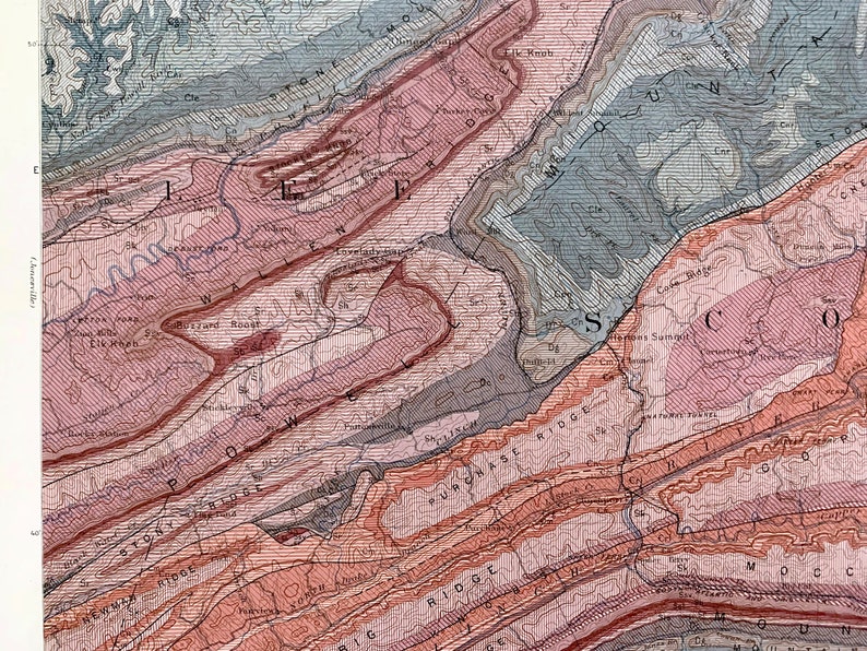 Puede incluir: Un mapa geol&oacute;gico detallado de una regi&oacute;n en los Montes Apalaches, que muestra las diferentes formaciones rocosas y caracter&iacute;sticas geol&oacute;gicas. El mapa est&aacute; coloreado en tonos de rosa, azul y verde, e incluye etiquetas para varias ubicaciones y caracter&iacute;sticas.