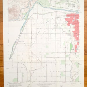 Könnte beinhalten: Eine Vintage-Karte von Yuma West, Arizona, Kalifornien und der Bill Williams Air Force Base. Die Karte ist auf weißem Hintergrund mit schwarzen Linien und Text gedruckt. Die Karte zeigt den Colorado River, die Stadt Yuma und die Umgebung. Die Karte ist datiert 1953.