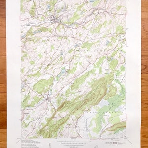 以下が含まれることがあります： ニュージャージー州ブレアスタウン地域のヴィンテージ地形図。地図には、ブレアスタウン、フランクリン、インディペンデンスの町が示されています。地図はクリーム色の紙に緑、茶色、青の線とテキストで印刷されています。