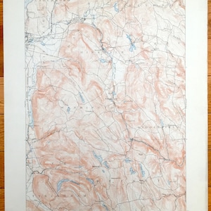 Puede incluir: Un mapa topográfico vintage del área alrededor de Hinsdale, Massachusetts. El mapa muestra las ciudades de Lanesboro, Windsor, Washington, Middlefield y Tyringham. El mapa está impreso en blanco y negro con acentos rojos y azules. El mapa está fechado en 1903.