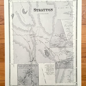 Könnte beinhalten: Ein schwarz-weiß Vintage-Kartendruck von Stratton mit Bezirksgrenzen und dem Gebiet Sadawga Springs. Die Karte enthält Textbeschriftungen und einen Maßstab von 1,75 Zoll pro Meile, mit einem dekorativen Rand.