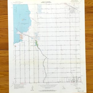 Può includere: Una mappa topografica vintage dell'United States Geological Survey di Niland, California, datata 1956. La mappa presenta un'ampia sezione blu che rappresenta il Salton Sea, una griglia di sezioni territoriali e dettagliati contrassegni cartografici in inchiostro nero.