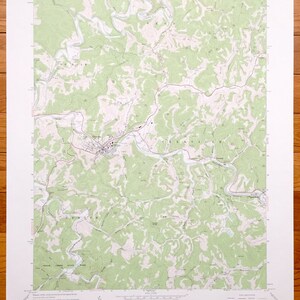Może przedstawiać: Antyczna mapa topograficzna Glenville Quadrangle w Wirginii Zachodniej, przedstawiająca obszar wokół miasta Glenville. Mapa jest wydrukowana w czerni i bieli i zawiera linie poziomic, rzeki, drogi i inne cechy geograficzne. Mapa pochodzi z 1958 roku i została stworzona przez United States Geological Survey.