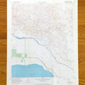 Può includere: Una carta topografica dell'United States Geological Survey del quadrilatero di Mortmar in California. La mappa presenta il Salton Sea in blu, curve di livello dettagliate, coordinate della griglia ed etichette geografiche in inchiostro nero.