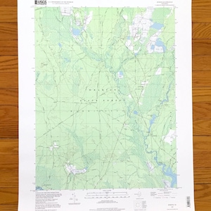 Può includere: Una carta topografica USGS del quadrante di Washington, New Jersey, che raffigura la Wharton State Forest. La mappa mostra un terreno verde dettagliato, specchi d'acqua blu e linee di griglia nere con etichette di testo, scale grafiche e dati tecnici.