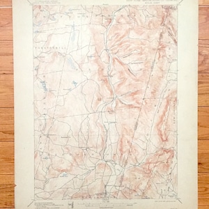 Puede incluir: Un mapa antiguo de la frontera entre Nueva York y Vermont, que muestra las ciudades de Grafton, Petersburg, Berlín, Stephentown y New Lebanon. El mapa está impreso en blanco y negro con sombreado marrón y rojo para indicar la elevación.