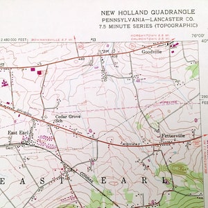 Op de afbeelding: Een vintage topografische kaart van de New Holland Quadrangle in Lancaster County, Pennsylvania. De kaart toont de locatie van wegen, rivieren en andere kenmerken. De kaart is getiteld "New Holland Quadrangle" en bevat de tekst "Pennsylvania - Lancaster Co." en "7.5 Minute Series (Topographic)".