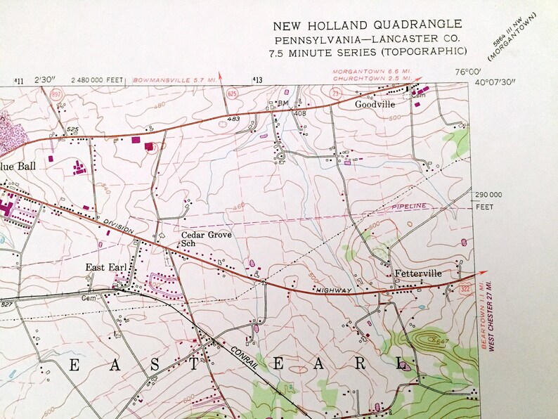Op de afbeelding: Een vintage topografische kaart van de New Holland Quadrangle in Lancaster County, Pennsylvania. De kaart toont de locatie van wegen, rivieren en andere kenmerken. De kaart is getiteld "New Holland Quadrangle" en bevat de tekst "Pennsylvania - Lancaster Co." en "7.5 Minute Series (Topographic)".