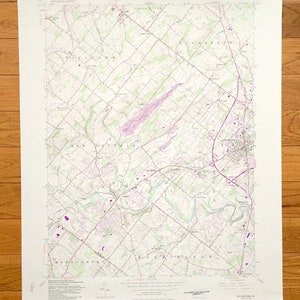 Puede incluir: Un mapa topográfico vintage del área alrededor de la ciudad de Barto, Pensilvania. El mapa muestra el campo circundante, incluidos ríos, arroyos, carreteras y curvas de nivel. El mapa está impreso en un fondo blanco con líneas negras y texto. El mapa está titulado "Barto, Pensilvania 7.5 Minute Series (Topographic)".