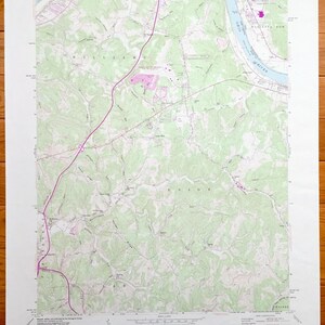 Peut inclure: Une carte topographique vintage de la région de Valley Mills, en Virginie-Occidentale. La carte montre l'emplacement des routes, des rivières et d'autres caractéristiques géographiques. La carte est imprimée sur un fond blanc avec des lignes vertes et brunes.