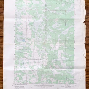 Puede incluir: Un mapa topográfico vintage de la zona de Brimson, Minnesota. El mapa está impreso en papel blanco y muestra el terreno con líneas verdes y líneas de contorno marrones. El mapa también incluye una leyenda y una barra de escala.