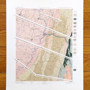 Puede incluir: Un mapa geológico vintage del condado de Loudoun, Virginia, y áreas circundantes. El mapa está dividido en secciones con diferentes colores y patrones que representan diferentes formaciones geológicas. El mapa incluye el texto "STRUCTURE SECTIONS, LOUDOUN, WEST VIRGINIA, MARYLAND, HARPERS FERRY SHEET".