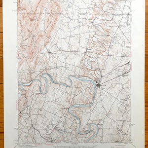 Puede incluir: Un mapa topográfico vintage del Cuadrángulo de Williamsport en Maryland, Virginia Occidental y Pensilvania. El mapa muestra el río Potomac serpenteando por la zona, con líneas de contorno detalladas y otras características geográficas.