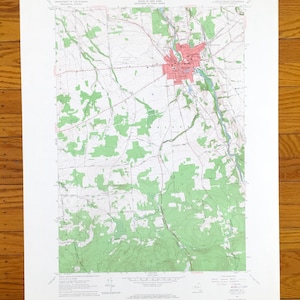 Könnte beinhalten: Eine Vintage-Topografiekarte des Bundesstaates New York, die das Gebiet um die Stadt Walton zeigt. Die Karte ist in Schwarzweiß mit grünen und roten Akzenten gedruckt. Die Karte enthält Details wie Straßen, Flüsse und Höhenangaben.