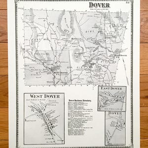Könnte beinhalten: Ein Vintage-Schwarz-Weiß-Karten-Druck von Dover mit detaillierten geografischen Informationen und dem Dover Business Directory. Der Druck enthält kleinere Karten von West Dover und East Dover mit Textbeschriftungen und einem dekorativen Rand.