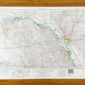 Peut inclure: Une carte détaillée de Sioux City, Iowa, avec un réseau de routes, de rivières et de caractéristiques géographiques. La carte est imprimée sur une feuille blanche avec le titre "Sioux City" en haut. La carte utilise diverses couleurs.
