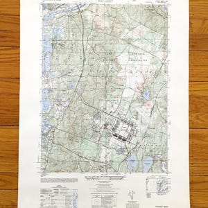 Può includere: Una mappa topografica vintage di Pocasset, Massachusetts, con dettagliate curve di livello, strade e corsi d'acqua. La mappa include la Camp Edwards Military Reservation e le aree circostanti. Stampata su carta invecchiata, con legenda e scala.