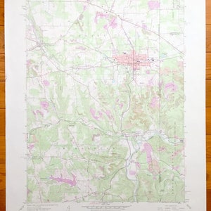 Può includere: Una mappa topografica vintage di East Palestine, Ohio e Pennsylvania. La mappa mostra strade, fiumi e variazioni di altitudine. La mappa è stampata su carta bianca con linee verdi e rosa.