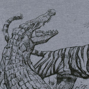 KOSZULKA TIGER VS CROCODILE, Koszulka męska/unisex, Koszulki Fauna, Dopasowana koszulka wysokiej jakości