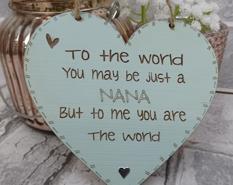 Może przedstawiać: Drewniany, jasnoniebieski znak w kształcie serca z tekstem "To the world you may be just a NANA but to me you are The world".