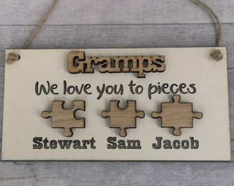 Może przedstawiać: Drewniany znak z tekstem "Gramps We love you to pieces" i trzema puzzlami z nazwami "Stewart", "Sam" i "Jacob" poniżej.