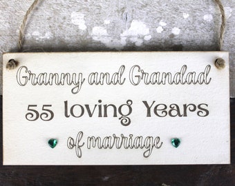 Może przedstawiać: Biały drewniany znak z tekstem "Granny and Granddad 55 loving Years of marriage" i dwoma zielonymi kryształkami w kształcie serca.