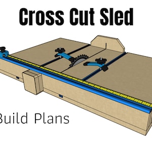 Puede incluir: Una ilustración 3D de un trineo de corte transversal para una sierra de mesa. El trineo está hecho de madera y tiene una regla azul y amarilla en el lateral. El texto "Cross Cut Sled" y "Build Plans" es visible en la imagen.