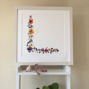 Impressão giclée com letra L de flores silvestres prensadas