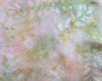 Könnte beinhalten: Ein blassrosa und grüner Seidenschal mit einem Batik-Muster. Der Schal hat ein dezentes Blattdesign in der oberen Ecke.
