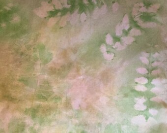 Könnte beinhalten: Ein hellrosa und grüner Stoff mit einem Blattmuster. Der Stoff hat eine weiche, aquarellartige Optik.