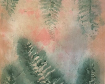 Könnte beinhalten: Abstrakte Aquarellmalerei mit einem hellrosa und beigefarbenen Hintergrund und dunkelgrünen Farnblattmustern.
