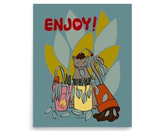 Könnte beinhalten: Eine graue Katze mit einem roten Herzen auf dem Kopf sitzt in einem gelben Topf mit einem rosa Topf und einem orangenen Topf daneben. Die Katze ist von grünen Blättern umgeben und der Text "ENJOY!" ist in roten Buchstaben über der Katze geschrieben.