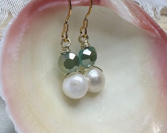Real pearl earrings, green crystal 925 gold vermeil, dainty pearl earrings, Bridal earrings, easy to wear earrings, best friend gift idea