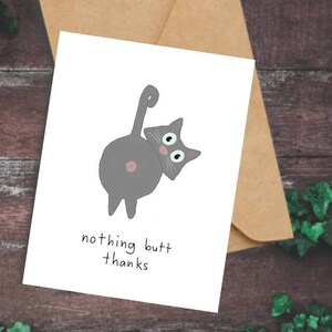 Puede incluir: Tarjeta de felicitación imprimible con un gato de dibujos animados y el texto "nothing butt thanks". La tarjeta está impresa en cartulina blanca y tiene un sobre marrón.