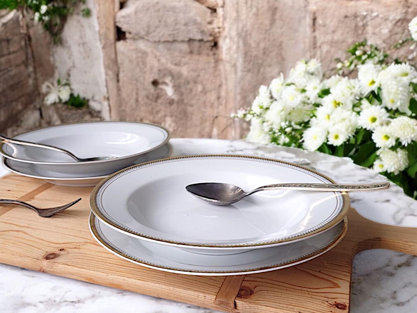 Lot De 9 Assiettes En Porcelaine Blanche à Liseré Doré - Diamètre 18.5 Cm - Occasion Très Bon état
