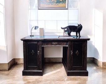 Antiker Schreibtisch aus Holz: Zeitlose Eleganz für Ihr stilvolles Homeoffice