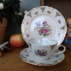 KAHLA vintage porcelain collector&#39;s cup from the GDR era, white with floral pattern and gold decoration, coffee cup, tea cup, cake plate