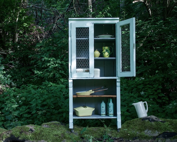 Vintage Küchenvitrine „Alwina“ (ca. 1940) – Shabby Chic, Hasendraht, salbeigrün, auf Rollen, 178×80×45 cm