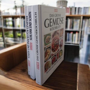 Pode incluir: Três livros de cozinha brancos com imagens coloridas de comida nas capas. Os títulos são "Torradas e lanches para apreciadores", "Magro e bonito", e "O grande livro de receitas de vegetais".